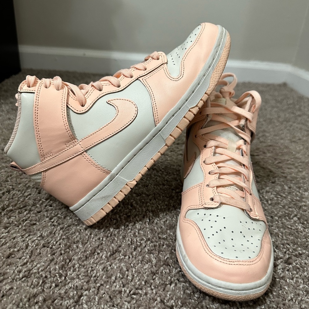 Nike Dunk High "Crimson Tint"